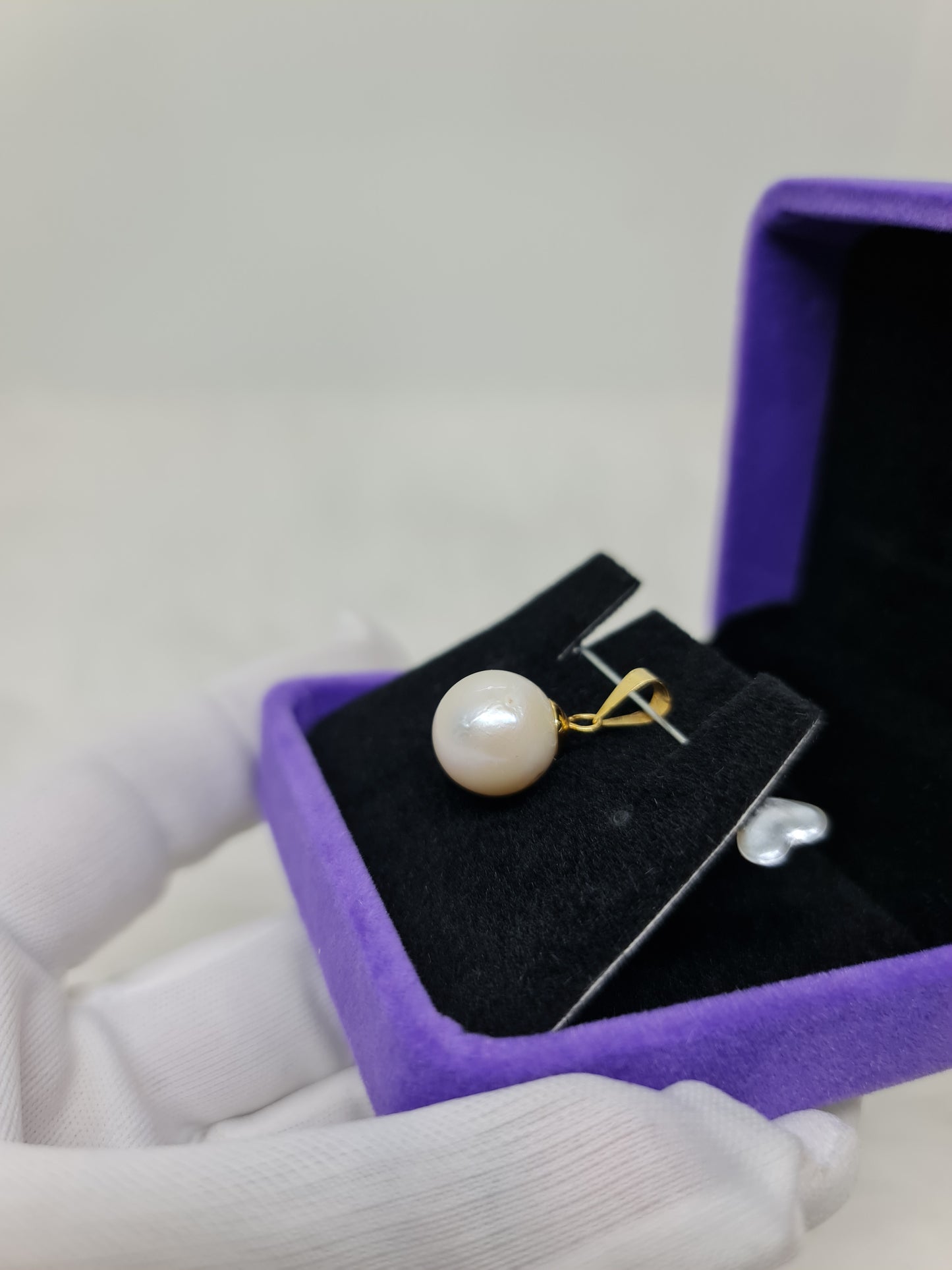 12.8mm White South Sea Pearls Pendant mount in 14Karat Gold